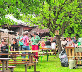 Unter den schattigen Bäumen konnten die feinen hofeigenen Bratwürste und veganen Empanadas genossen werden.