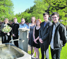 Konfirmationen der Kirche Rued (v.l.): Pfarrerin Nadine Hassler Bütschi, Lucien Bühlmann, Luca Bolliger, Mona Gugelmann, Simona Stauss, Janik Steiner, Cedrik Salm. (Bild: zVg.)