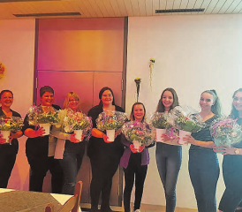 Geehrte und Verabschiedete: An der GV der Damenriege Staffelbach wurden Blumen und Geschenke überreicht. (Bild: zVg.)