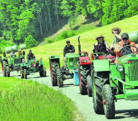 Aufstieg durch die Weihern auf den Benkelpass: Die gute Laune fuhr offensichtlich mit. (Bilder: st.)