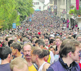 Das bekannte «Gesicht» desHallwilerseelaufs: Vor dem Start füllt sich die Beinwiler Häsigasse mit hunderten von Läuferinnen und Läufern, wie hier vor 15 Jahren. (Archivbild: mars.)