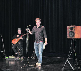 Der Grunge machte Arno Camenischs Lesung zum Konzert. (Bild: grh)