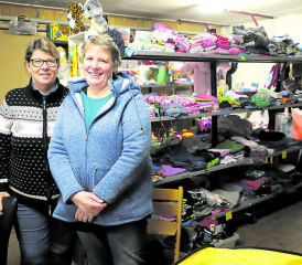 An der Holzikerstrasse 16 in Schöftland: Jolanda Fretz (rechts) und Esther Longo bieten auch Kinderkleider und Spielsachen in der Brockenstube an. Für Bedürftige gratis, für alle anderen zum kleinen Preis. (Bild: rc.)