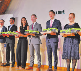 Für herausragende Leistungen geehrt: Im Rang M-Profil und BM2 (v. l. n. r.) Sarah Woodtli (Note 5.5, Bertschi AG, Dürrenäsch), Bryan Koch (Note 5.4, BM2, Bettwil), Lionel Marclay (Note 5.3, BM2, Untersiggenthal), Julia Zehnder (Note 5.3, BM2, Suhr), Dominic Rode (Note 5.3, BM2, Fahrwangen), Yves Widmer (Note 5.3, Hypothekarbank Lenzburg AG, Lenzburg), Karin Jakob (Note 5.3, Hypothekarbank Lenzburg AG, Lenzburg), Alina Seline Lüscher (Note 5.3, Kanton Aargau, Staatsanwaltschaft, Lenzburg). (Bilder: zVg.)