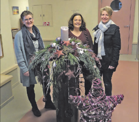 Monika Zimmermann, Leitung der Institution, hat sich sehr gefreut und schätzt diese wunderbare Geste. Übergeben wurde das Adventsgesteck von den Brockimitarbeiterinnen Michèle Hintermann und Katrin Blaser. (Bild: zVg.)