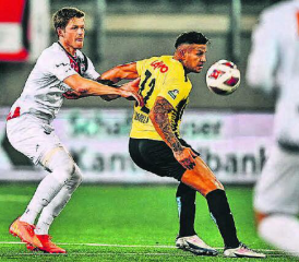 Er sah in der 67. Minute rot: Aaraus Marco Thaler (links) greift gegen den Schaffhauser Raúl Bobadilla nach der Notbremse. (Bild: Sarah Rölli)