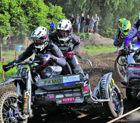 Voller Körpereinsatz: Motocross Team 48 Bolliger/Leutwyler. (Bilder: dr.)