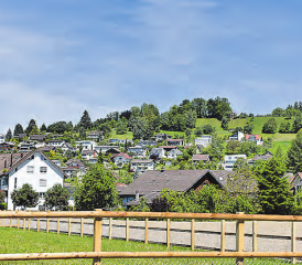 Im Gebiet Sonnhalde (Bildmitte horizontal) sind neue Häuser entstanden. Für eine weitere Erschliessung auf der Westseite (links) braucht es einen Sonderkredit. (Bild: A.W.)