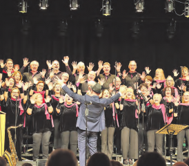 Bewegend im wahrsten Sinne des Wortes: Voices of Joy forderten an ihrer Premiere nicht nur zum Mitsingen auf. (Bild: zVg.)