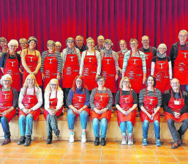 Das fast komplette «Tischlein deck dich»-Team der Abgabestelle Reinach Menziken. Die Freiwilligenarbeit bewirkt Gutes, indem von Armut betroffenen Menschen geholfen und «food waste» vermieden wird. (Bild: zVg.)