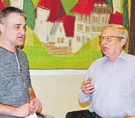 An der Generalversammlung des Altersheimvereins: (v.li) Florian Koch, Leiter des Alterszentrums Schiffländi Gränichen, und Altersheimvereinspräsident Kurt Hirt. (Bild: z.Vg.)