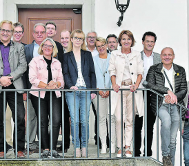 Fürs Gruppenfoto eignet sich die Schlosstreppe am besten: Niklaus Boss,Teufenthal, Martin Goldenberger, Schlossrued, Rolf Buchser, Schöftland, Peter Lenzin, Beinwil am See, Janine Murer, Leimbach, Regierungsrat Dieter Egli, Lukas Spirgi, Leutwil, Jacqueline Hausmann, Holziken, Martin Widmer, Impuls aargauSüd, Lis Lüthi, Regionalverband Suhrental, Roger Schmid, Oberkulm, Renate Gautschy, Gontenschwil, Peter Walz, Gemeindeschreiber Reinach, Daniel Heggli, Zetzwil und Josef Willi, Dürrenäsch (v.l.n.r.) (Bilder aw.)