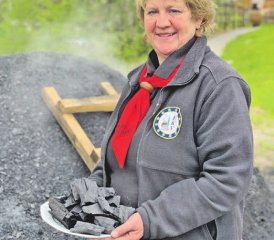 «Das sieht gut aus», sagt Doris Wicki zur ersten Holzkohleprobe.