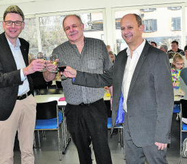 Stiessen auf das neue Jahr an: Dieter Egli, Herbert Räbmatter und Markus Gabriel. (Bild: aw.)