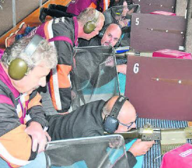 Macht sich zum Schiessen parat: Der Schöftler Gemeindeammann Thomas Buchschacher (Mitte). (Bilder: aw.)