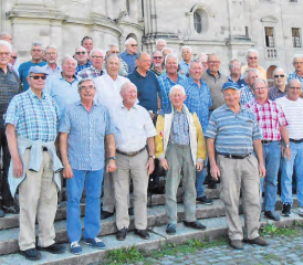 Gruppenbild vor dem Kloster: Der Seoner-Männerstamm reiste nach Einsiedeln. (Bild: zVg.)