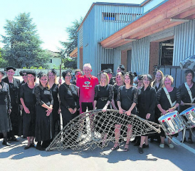 Weibliches Empfangskomitee: SRF-Moderator Rainer Maria Salzgeber mit den Frauen der Meitlisonntagvereinigung Meisterschwanden. (Bilder: pd/djm/Ursula Graser)