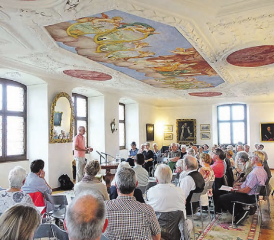Vor interessierter Zuhörerschaft am Seetaler Poesiesommer auf Schloss Heidegg: Walter Arnold liest im Dialekt von Airolo Kalevala in klingender Übersetzung.