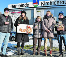 Symbolische Ressortübergabe: (v.l.) Gemeindeammann Erich Hunziker, Vera Von Arx neu im Rat, die vorige Amtsinhaberin Renate Egli und Gemeinderätin Béatrice Meili sowie Gemeindeschreiber Manuel Bolt.