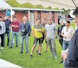 «Wir haben unsere 90 mal 60 Meter!» Martin Hintermann, Präsident des FC Böju, begrüsst die Gäste zur Wiedereröffnung des Fussballplatzes. (Bilder: msu.)