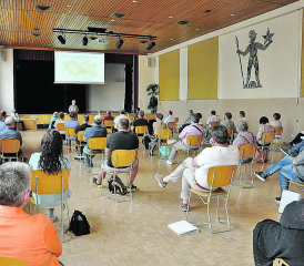 Fusionsprüfung von Menziken und Burg: Als es wieder möglich war, sich jeweils zu Beginn und als Abschluss der Workshops im Menziker Gemeindesaal zu versammeln, stärkte dies das Miteinander aller Beteiligten. (Bild: zVg.)