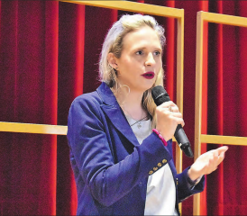 Bewegende Geschichten: Luzia Tschirky berichtete im Gemeindesaal Menziken von ihren Erlebnissen als Kriegsreporterin in der Ukraine. (Bild: hg.)