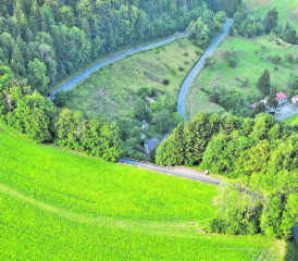 Eine markante Haarnadelkurve auf Unterkulmer Seite der Böhler-Passstrasse ist der sogenannte Präsidentenrank (hinten). (Bild: ama)