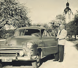 Dr. med. Edmund Müller jun. mit seinem Chevrolet, vermutlich bei einem Krankenbesuch in Reinach im Jahre 1952. (Bild: zVg.)
