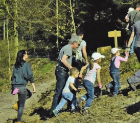 Noch ist das richtige Loch nicht gefunden: Sorgfältig wird der Ort angepeilt, wo die Bäumchen gepflanzt werden sollen.