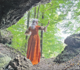 Brigitte Wyss, die Darstellerin des Hügelimeitlis spielte mit dem Kammerorchester Schöftland in der Aula Bezirkschulhaus. (Bild: Juliana Villiger)