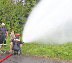 Eindrückliche Wasserfontäne aus dem Wasserwerfer. (Bilder: rms)