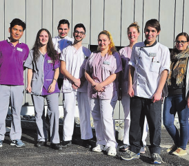 Gruppenbild mit den Lernenden: Das Alterszentrum Mittleres Wynental bietet den Jugendlichen interessante Lehrplätze in verschiedenen Berufen an. (Bilder: zVg.)
