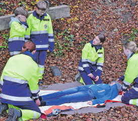 Unfall am Waldrand: Die Jugendfeuerwehr versorgt eine Patientin mit gebrochenen Beinen und macht sie transportfähig. (Bild: aw.)