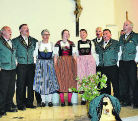 Mit «Brunos leerem Stuhl im Vordergrund: Der Jodlerklub Echo Reitnau am Gedenkkonzert für das älteste Mitglied Bruno Werfeli. (Bilder: st.)