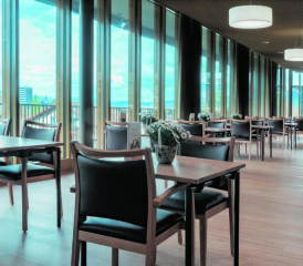 Lassen Sie sich im freundlich gemütlichen Ambiente der Cafeteria Falkenstein verwöhnen – herrliche Weitsicht inbegriffen.