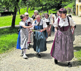 Wenn die Mitglieder der Trachtengruppe reisen, lacht der Himmel. So geschehen auf dem Ballenberg. (Bild: zVg.)