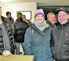 Seit Mitte des letzten Jahres in Moosleerau: Corinne und Sven Sittmann erwarben eine Liegenschaft, links Gemeindeammann Lorenz Uebelhart, dazwischen Vizeammann Christoph Fischer. (Bild: aw.)