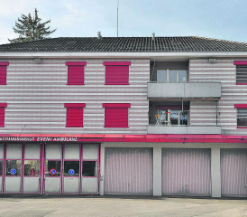 Der Gemeinderat Oberkulm will die Liegenschaft Dorfstrasse 11, wo einst das Feuerwehrmagazin untergebracht war, verkaufen, um finanzielle Mittel für die Schaffung von zusätzlichem Schulraum zu haben. (Bild: hg.)