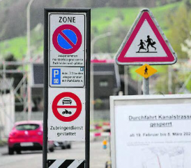 Kanalstrasse: Die Fahrverbotstafel wurde diese Woche aufgestellt. (Bild: rc.)