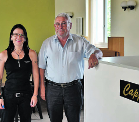 Das Cappella-Team mit Rudolf Maurer und Tochter Petra Maurer freuen sich, die Bevölkerung am Tag der offenen Tür im neuen Eventraum in Gontenschwil zu begrüssen. (Bild: hg.)