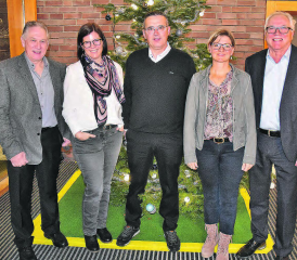 Der Gemeinderat Hirschthal senkte den Steuerfuss auf 100 Prozent: Uwe Essinger, Livia Hofmeier, Jost Waldispühl (Vizeammann), Irene Bärtschi (Gemeindeamman) und Markus Goldenberger. (Bilder: aw.)