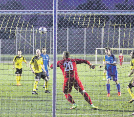 88. Minute, 4:3 – in nur 13 Minuten hat der FC Gränichen das Spiel gedreht. Das entscheidende Tor aus der Perspektive jener Zuschauer, die Schutz unter den Regenschirmen suchten. (Bilder: rc.)