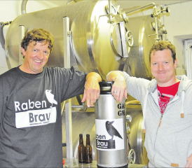 Die beiden Rabenbrau-Besitzer Fritz Züger (links) und Marco Stöckli beim 10-Jahr-Jubiläum in der Brauerei in der ehemaligen Gränicher Käserei Bläien. (Bild: Wolfgang Rytz)