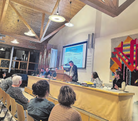 Gemeindeammann Roger Schmid verabschiedet den Gemeinderat Michael Wächter. (Bild: Dominique Rubin)