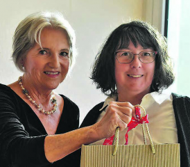 Überbrachten den Gontenschwilern die Neujahrswünsche: Gemeindeammann Renate Gautschy (links) und Karin Dätwyler, Präsidentin der Kultukommission. (Bilder: hg.)