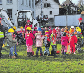 Spatenstich für den neuen Doppelkindergarten in Beinwil am See: Ein Freudentag auch für Gemeinderätin Jacqueline Widmer (rechts). (Bilder: msu.)