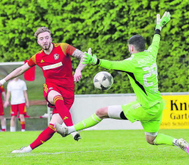 Nach mehreren Chancen in der zweiten Halbzeit kommt Jakob Johannsmeier kurz vor Schluss an Besa- Torhüter Ilias Tebib vorbei und trifft zum 1:0. (Bild: Otto Lüscher)