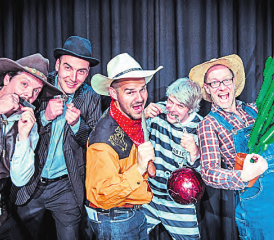 Hilfssheriff Tom alias Bruno Maurer (Mitte). Er und seine Freunde unterhalten Gross und Klein im Kubus Rickenbach. (Bild: zVg.)