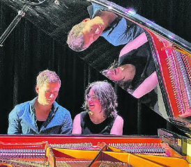 Tizian Naef und Sabine Bachmann entlocken dem Flügel im Neubau «Polifonia» in Seengen meisterhafte Töne. (Bild: zVg.)