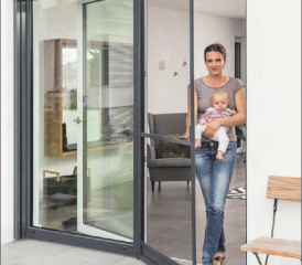 Der Schutz vor Insekten wird gross geschrieben: Dank verschiedenen Systemen für Fenster und Türen, gibt es für jedes Bedürfnis die passende Lösung. (Bild: zVg.)